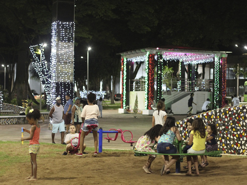 Praça 29 de Abril recebe iluminação de Natal em Timóteo – Jornal Bairros Net