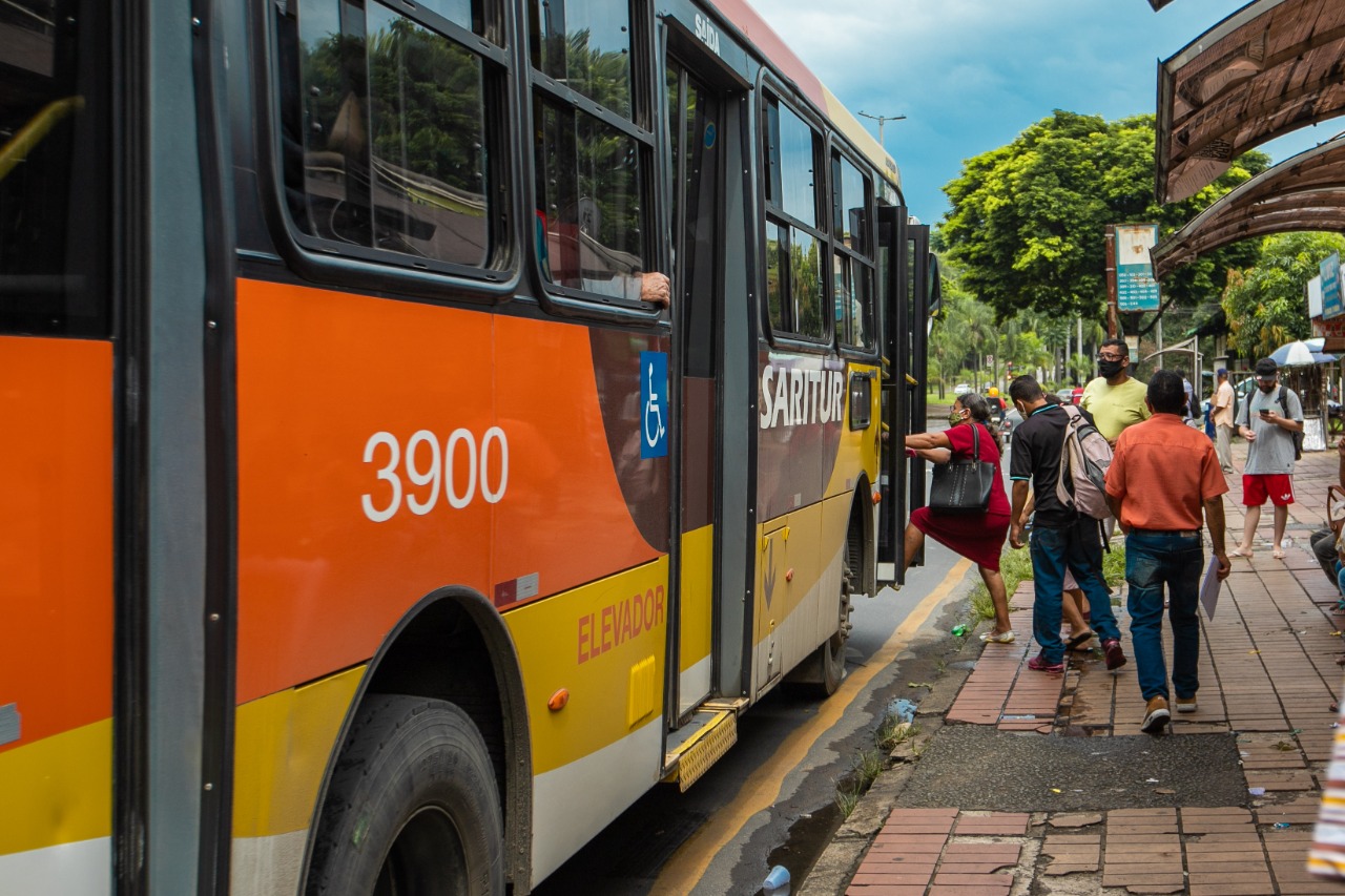 Durante período de férias escolares, quatro linhas de ônibus de