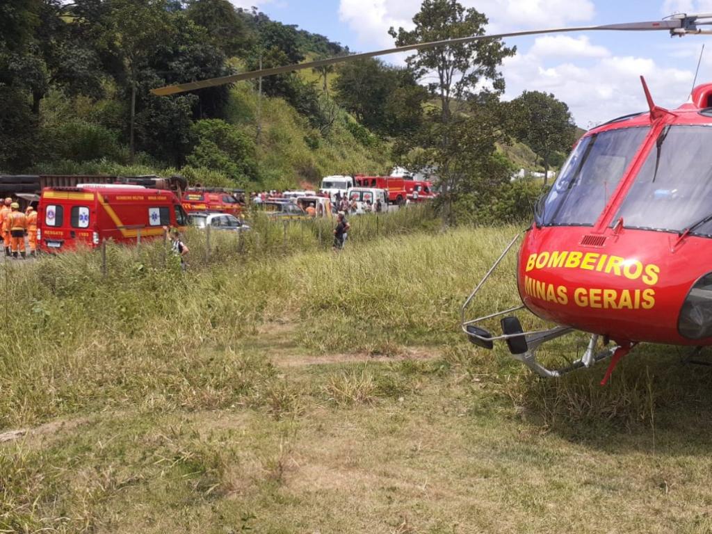 Acidente entre van e caminhões deixa 13 pessoas feridas na BR-381