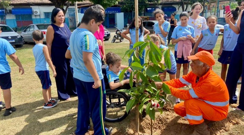 Ação de plantio de 40 novas  árvores envolve 800 alunos em escola do Veneza II