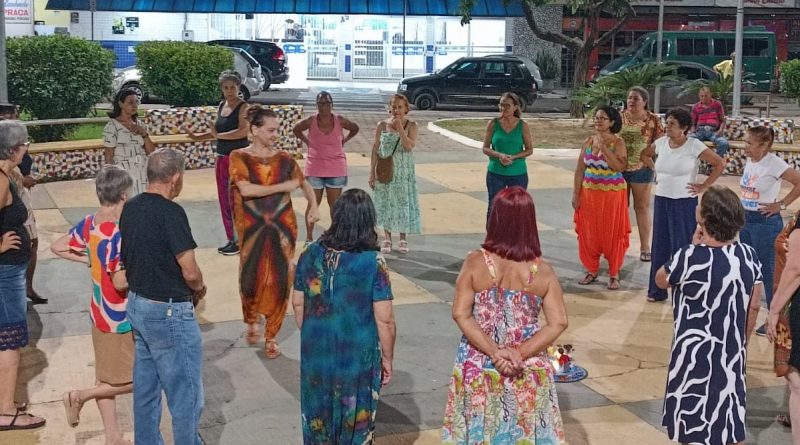 Dança Circular gratuita reúne moradoras de Timóteo. As aulas acontecem no espaço da Praça 1º de Maio