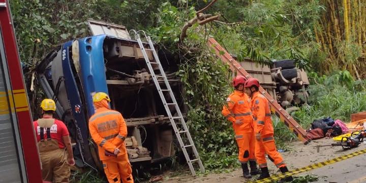 Acidente com ônibus de viagem deixa sete mortos e 13 feridos no Vale do Rio Doce