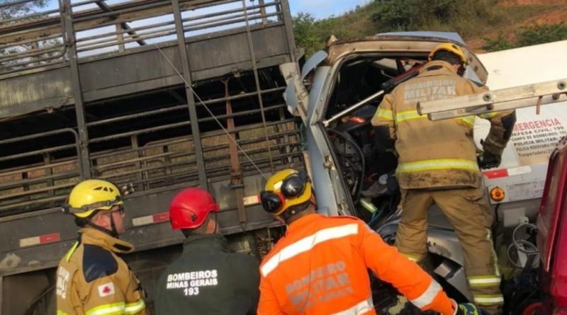 Acidente com três caminhões deixa um morto e trava a BR-262 em Rio Casca