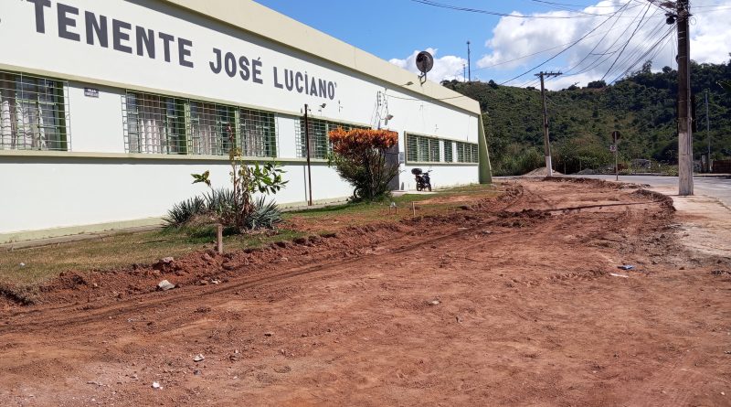 Obra de construção de baia na Escola Tenente José Luciano está paralisada e causa transtorno