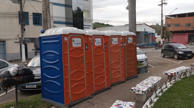 Banheiros Químicos abandonados na Praça 29 de Abril, com dejetos, se tornaram um problema para os moradores