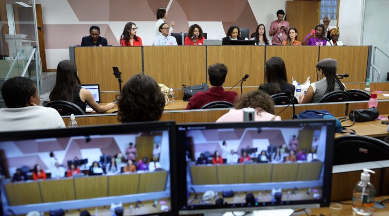 Mulheres cobram efetivação de lei sobre pobreza menstrual