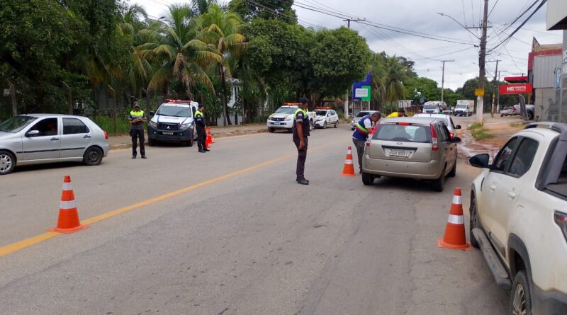 Timóteo realiza blitzes educativas sobre a importância de seguir as normas de trânsito