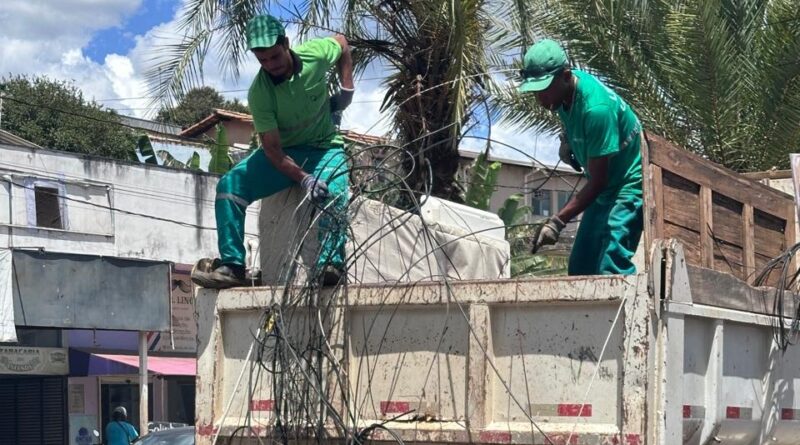 Cemig retira 3,6 toneladas de cabos de telecom irregulares em postes neste ano