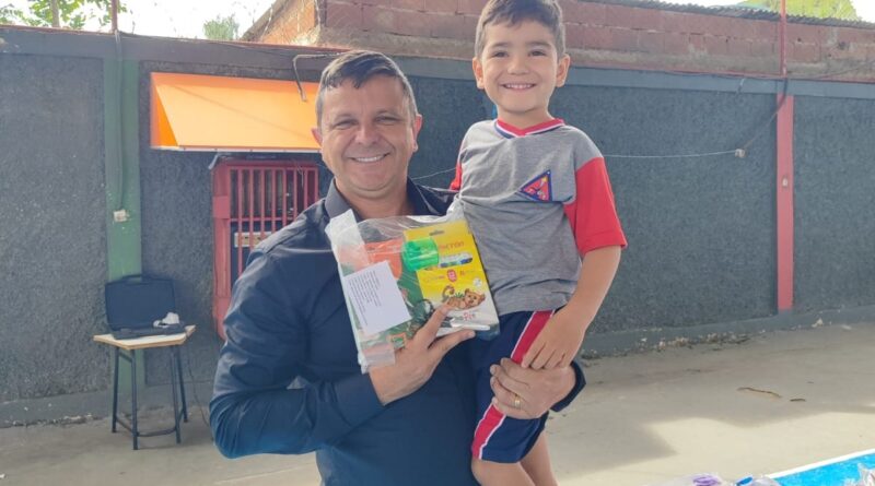Prefeitura Municipal faz entrega de materiais didáticos para alunos das Escolas em Timóteo