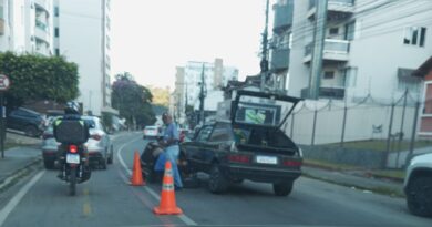 “Gentileza gera gentileza”: Policial Militar ajuda motorista em apuros em Timóteo