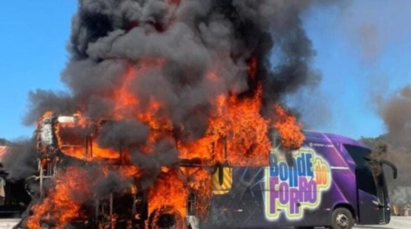 Ônibus de banda de forró pega fogo a caminho da cidade de Santana do Paraíso (MG)