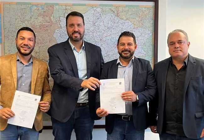 Prefeitos se reúnem com diretor do DER e solicitam recapeamento da MG-232