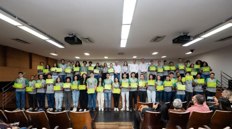 Ternium e Usiminas incentivam educação com programas de reconhecimento por desempenho acadêmico