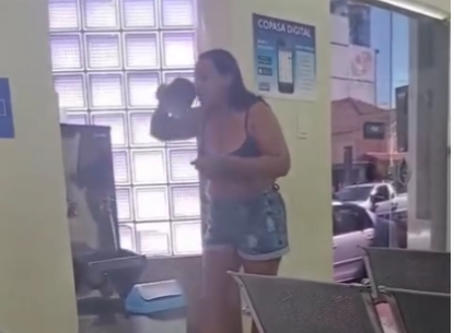 Moradora toma banho e escova os dentes no escritório da COPASA – VEJA VÍDEO