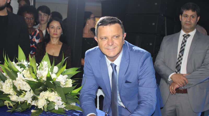 Prefeito Capitão Vitor comunica ausência para viagem particular ao exterior