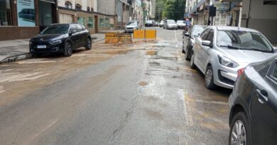 Comerciantes estão revoltados com esgoto estourado na rua 20 de Novembro, Centro Norte da cidade de Timóteo