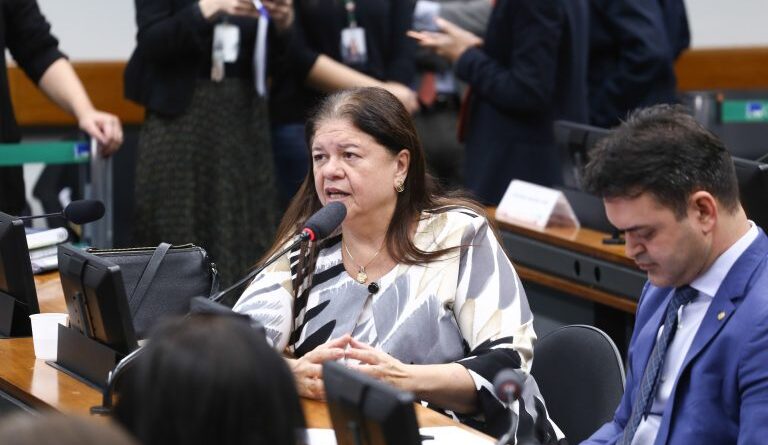 Aprovada a responsabilidade de redes sociais sobre conteúdo ofensivo a crianças e adolescentes
