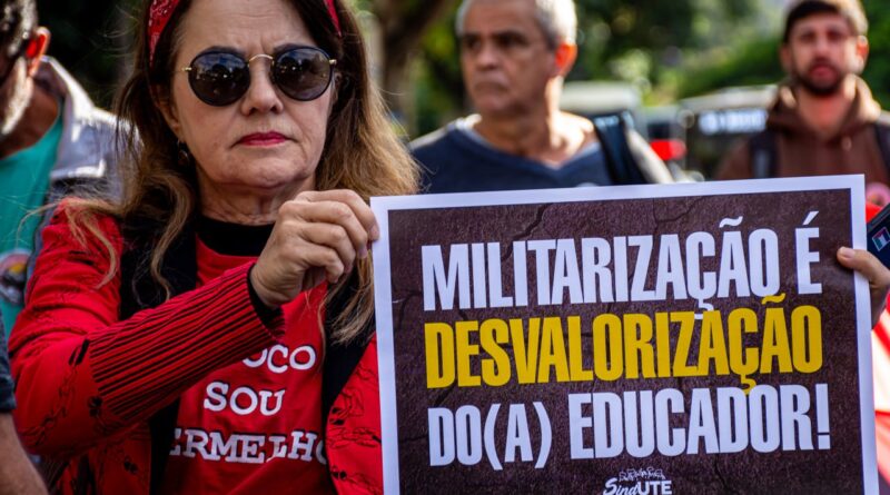 Nota do Sind-UTE/MG sobre a suspensão do  programa de militarização das escolas públicas