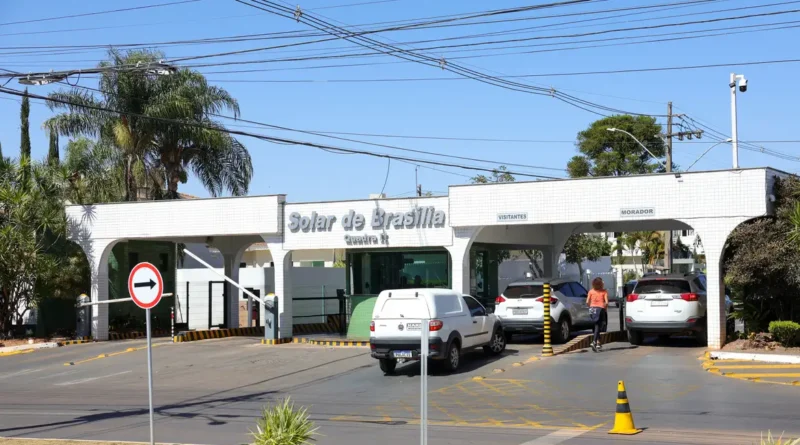 Bolsonaro deixa prisão domiciliar e vai a hospital para exames médicos