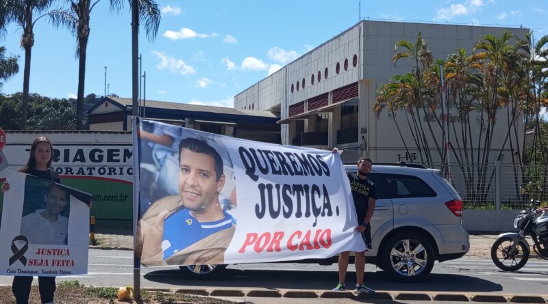 Domingo de manifestação na Praça do Fórum. Família pede justiça por Caio Domingues