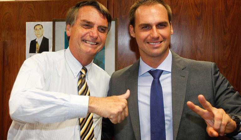 Pai e filho [Jair e Eduardo Bolsonaro] são indiciados pela Polícia Federal