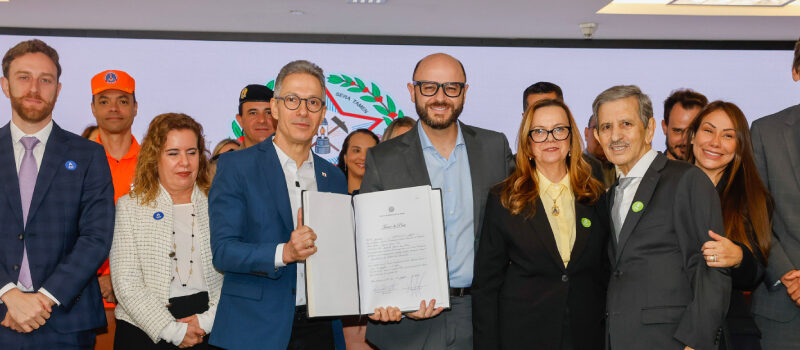 Governador empossa novo secretário de Educação de Minas Gerais