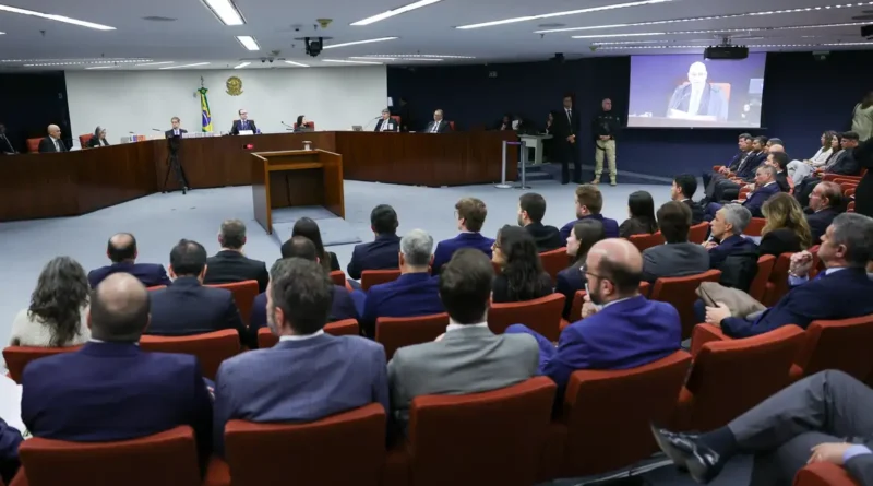Saiba como foi o 1º dia do julgamento de Bolsonaro e mais sete réus