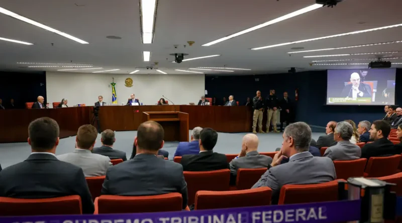 Ministro Flávio Dino vota pela condenação de Bolsonaro e mais sete; placar está 2 a 0
