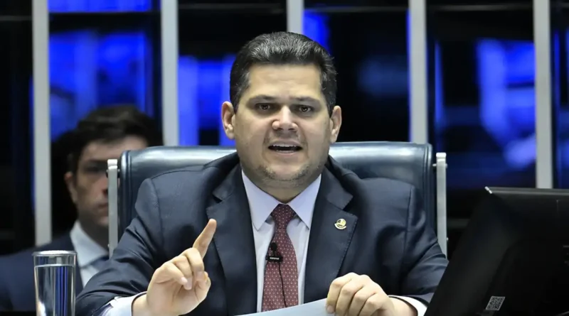 Pressão das ruas faz presidente do Senado arquivar a PEC da Blindagem