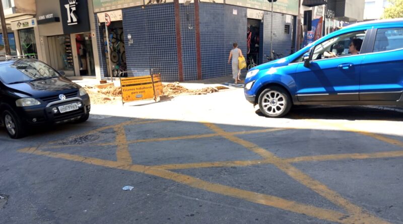 Obra da Copasa na Rua Miguel Maura, Centro Norte de Timóteo, causa muito transtorno