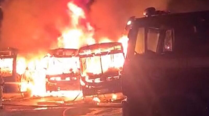 Incêndio destrói oito ônibus em garagem de uma empresa em Minas Gerais