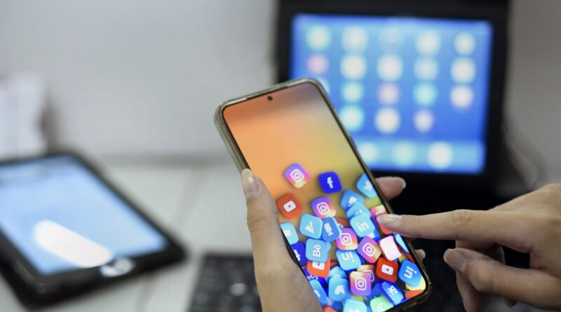 Contra desigualdades, política de fomento à telefonia celular tem lei sancionada