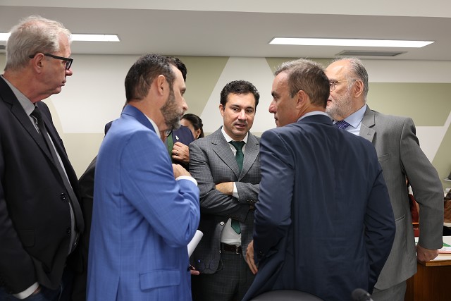 Votação de parecer sobre PEC do Referendo é novamente adiada