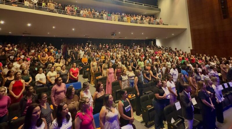 Prefeitura de Ipatinga e Sebrae homenageiam servidores da Educação com palestra de Leandro Karnal