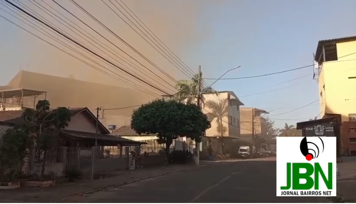 Vídeo mostra poeira avermelhada saindo da Aperam, em Timóteo, nesta segunda-feira