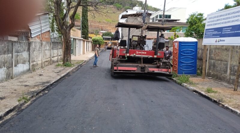 Moradores comemoram o asfaltamento de mais duas ruas no bairro Bromélias, em Timóteo