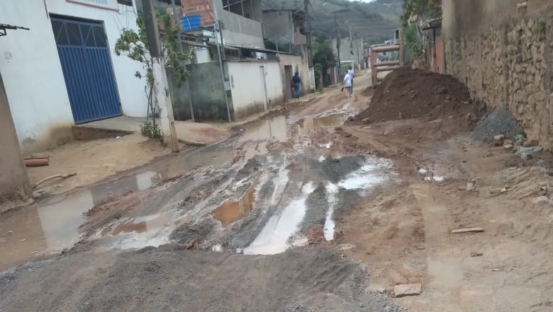 “Estamos sofrendo” após obras da prefeitura. A reclamação vem dos Moradores da Rua João Pedreiro, no Cachoeira do Vale, em Timóteo