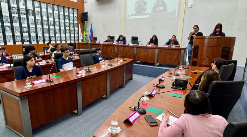 Câmara Mirim de Ipatinga aprova indicações e recebe alunos surdos em sessão ordinária