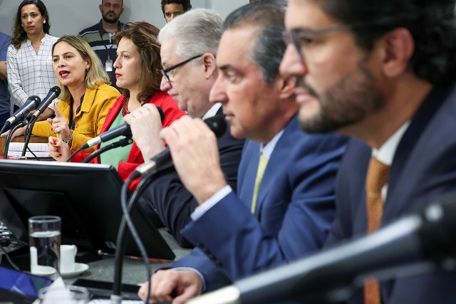 Deputados da oposição e sindicalistas repudiam privatização da Copasa