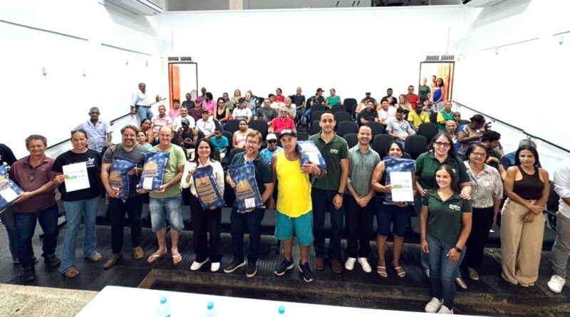 Prefeitura de Dionísio entrega sementes para Famílias de agricultores