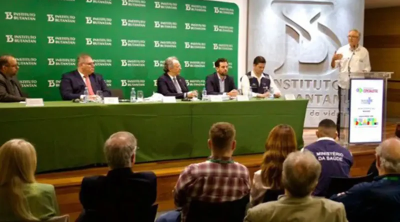 Ministro assina contrato para compra de vacina da dengue do Butantan