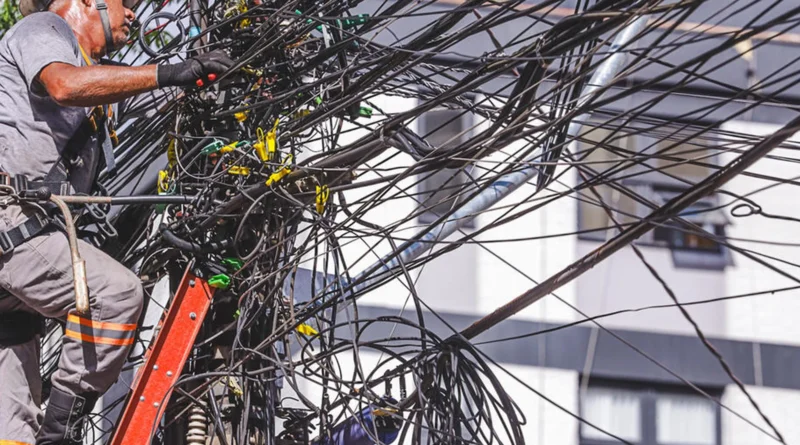 Sem à fiscalização e controle dos fios em postes, Feninfra quer a regulamentação imediata da situação