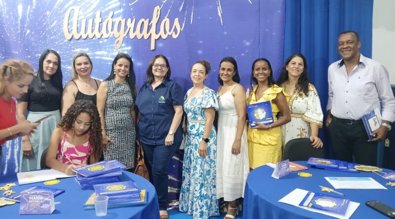 Alunos da Escola Clarindo Carlos Miranda lançam livros em noite de autógrafos