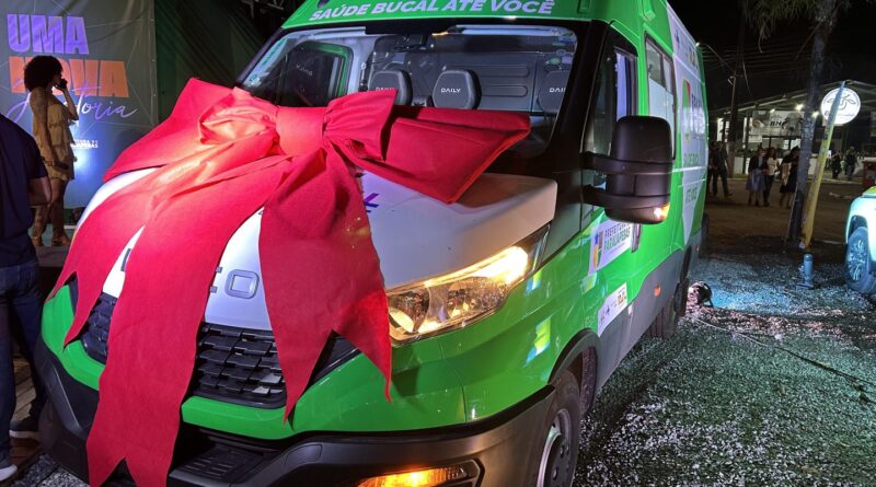 Prefeito e vice de Dionísio comemoram o recebimento de uma Unidade Odontológica Móvel do Novo PAC Saúde