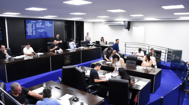 Vereadores de Timóteo se reúnem às véspera de Natal para limpar a pauta. Projetos importantes foram aprovados