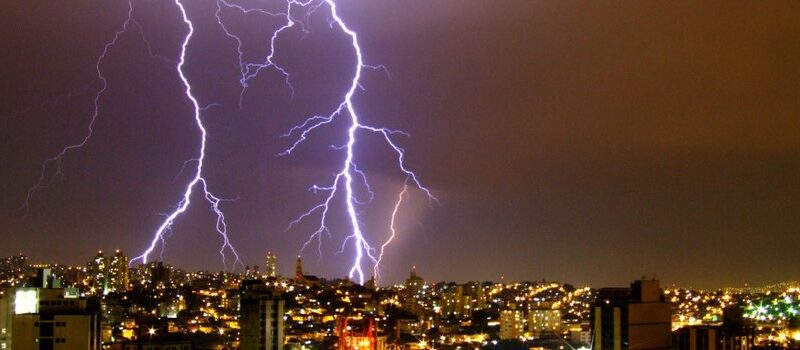 Cemig reforça alertas de segurança para tempestades e aumento de raios durante o período chuvoso