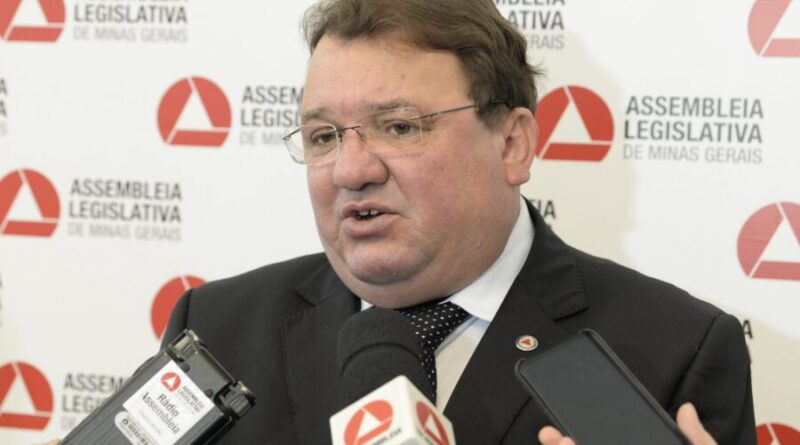 Deputado Celinho comemora o início das aulas da UFOP em Ipatinga. Reitor confirma a data de 30 de março