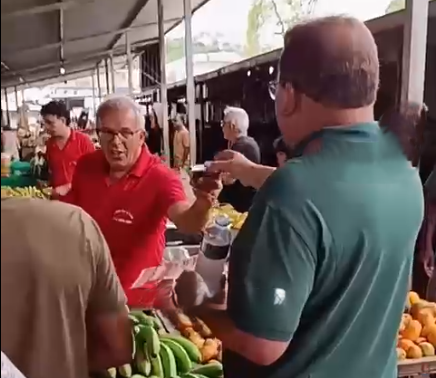 Feirantes e clientes da Feira do Timirim receberam neste domingo, o deputado Celinho Sintrocel