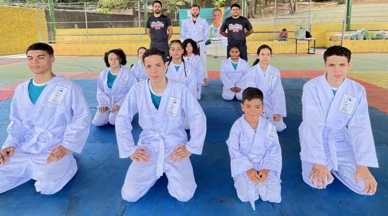 Alunos do projeto Esporte para Todos  IV, da ONG Ajudôu, recebem kit completo de uniforme, quimono, chinelo e squeezie