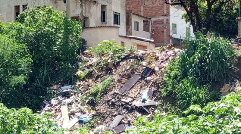 Falta de recolhimento de entulho faz crescer lixões no bairro Novo Tempo, o que afeta o Córrego Timotinho